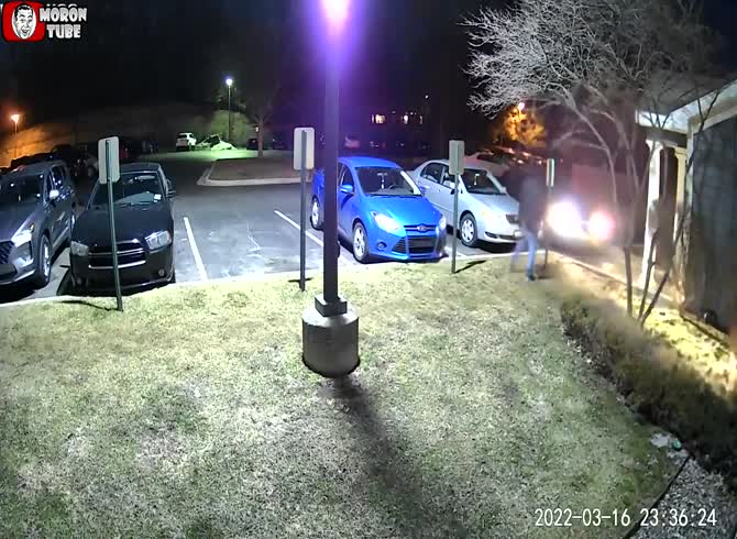 Video :She tries to crush her ex because he just left her!